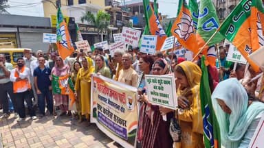 सरकाघाट: सरकाघाट में भाजपा का विशाल जन आंदोलन, 'सुक्खू भाई, दस गारंटियां कित्थे पाई' के नारों से गूंजा शहर