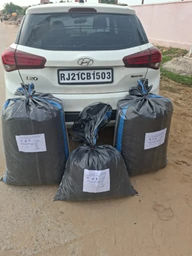 श्री आशाराम चौधरी ASP नागौर के निर्देशन में ऑपरेशन नशा मुक्त नागौर अभियान के तहत SHO कुचेरा मय टीम द्वारा डीएसटी टीम की सूचना पर एक आरोपी मनीष को गिरफ्तार कर उसके कब्जे से लगभग 5.65 लाख रूपये कीमतन 37 किलो 675 ग्राम अवैध मादक पदार्थ डोडा पोस्त जब्त कर, तस्करी में परिवहन हेतु प्रयुक्त एक कार जब्त की गई।
@IgpAjmer
@PoliceRajasthan