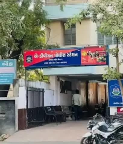 રાજકોટ: 14વર્ષ પહેલા હોસ્પિટલ ચોક નજીક થયેલ ચોરીના આરોપીઓને ઝડપી પાડતી પોલીસ