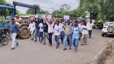 మహదేవ్పూర్: భూపాలపల్లిజిల్లా కేంద్రంలో వివిధ జర్నలిస్ట్ సంఘాల ఆందోళన కార్యక్రమం.... రోడ్డుపై బైటయించి రాస్తారోకో
