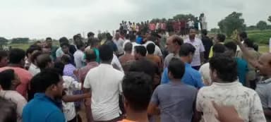 ନାଉଗାଁ: ନନ୍ଦେକେଶ୍ୱର ମହାଦେବ ଙ୍କ ପୀଠ କୁ ଜଳଲାଗି କରିବାକୁ ଆସୁଥିବା ସମୟରେ,ବାଉଁଶ ଜୋରୀ ରେ ବୁଡି 19 ବର୍ଷୀୟ ତିରୁଣା ଗ୍ରାମର ଯୁବକ ବେଦଭାସ୍ୟ ଙ୍କର