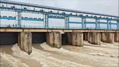 लालगंज: अदवा बांध का जलस्तर बढ़ने पर बड़ी मात्रा में पानी छोड़े जाने से अदवा नदी उफान पर, निचले इलाकों में भरा पानी