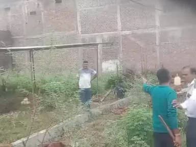 शुजालपुर: गोलीबारी में युवक की मौत के बाद, अस्पताल के बाहर धरना