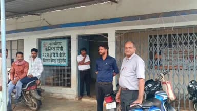 नईसराय: महिदपुर के किसानों ने पावर हाउस पर किया हंगामा, तहसीलदार व थाना प्रभारी की समझाइश से सुलझा मामला