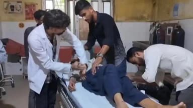 शिकोहाबाद: माधवगंज ओवरब्रिज के पास कांवड़ यात्रा से लौट रही मैक्स पलटी, 3 छात्राएं घायल, DJ लगी मैक्स छात्राओं की स्कूटी पर पलटी