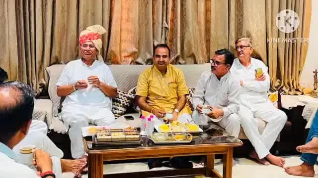 सोजत: सांसद पीपी चौधरी ने सोजत में पूर्व मंत्री लक्ष्मीनारायण दवे के निवास पर पार्टी कार्यकर्ताओं के साथ चुनाव पर की चर्चा