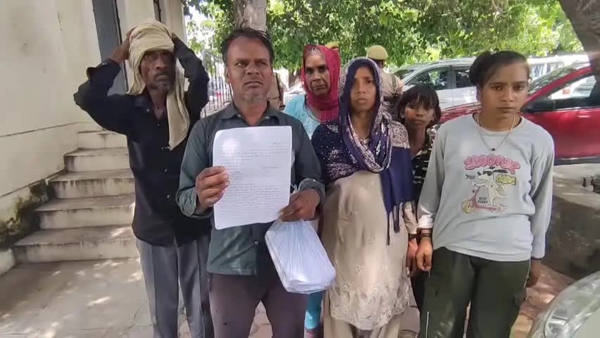 बुढ़ाना: तहसील के समाधान दिवस पर गांव बिराल निवासी अशोक ने दबंग ग्रामीणों पर भूमि कब्जाने का आरोप लगाया