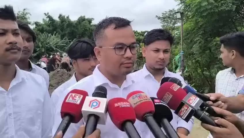 নাৰায়ণপুৰ: নাৰায়ণপুৰৰ বনপুৰৈ-জামুগুৰিত মহাবাহু ব্ৰহ্মপুত্ৰৰ কালৰূপ, খহনীয়াস্থলি পৰিদৰ্শন লখিমপুৰ জিলা ছাত্ৰ সন্থাৰ