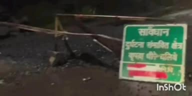 बिछिया: बिछिया थाना क्षेत्र में लकड़ी लदा ट्रक गड्ढे में जाने से अनियंत्रित हुआ, सड़क पर गिरीं लकड़ियां, हादसा टला