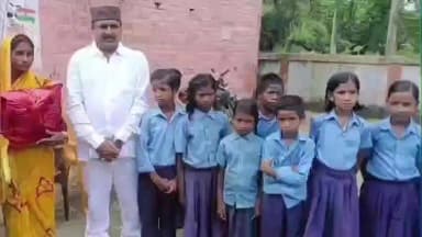 डंडखोरा: सांसद तारिक अनवर उत्क्रमित मध्य विद्यालय भतोरिया में दिव्यांग बच्ची लक्ष्मी से मिले