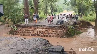 मनोहरपुर: मनोहरपुर प्रखंड में मूसलाधार बारिश से मनोहरपुर-आनंदपुर मुख्य मार्ग का पुल बहा, घर ढहे