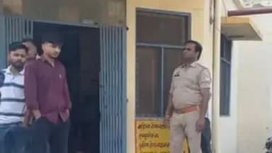 खुर्जा: खुर्जा में युवक का शव संदिग्ध हालात में मिला, पुलिस ने शव कब्जे में लेकर पोस्टमार्टम के लिए भेजा