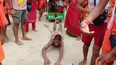 कटोरिया: बेटी होने की मन्नत पूरी होने पर दंड प्रणाम कर बाबाधाम जा रहे शिवभक्त बना है आकर्षण का केंद्र।