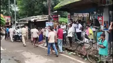 ବ୍ୟାସନଗର: ଭାରାସାମ୍ୟ ହରାଇ ଗଣେଶ ବଜାର ସ୍ଥିତ ଏକ କ୍ଳବକୁ ଧକ୍କା ଦେଲା 407 ମିନି ଟ୍ରକ,ଅଳ୍ପକେ ଦୁର୍ଘଟଣା ବର୍ତ୍ତିଲେ ଚାଳକ