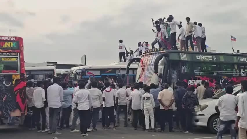 செஞ்சி: திருவெண்ணைநல்லூரில் விடுதலை சிறுத்தைகள் கட்சி தலைவர் திருமாவளவன் பிறந்த நாள் விழாவை முன்னிட்டு பள்ளி மாணவர்களுக்கு நோட்டு, பேனா, வழங்கிய நிர்வாகிகள்