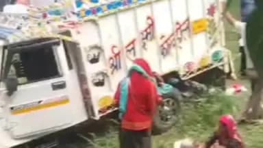 नीम का थाना: नीम का थाना पोख रोड पर श्रद्धालुओं से भरी पिकअप पलटी, 20 श्रद्धालु हुए घायल