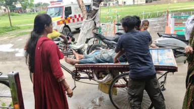 भगवानपुर: मानवता की मिसाल: सड़क हादसे में घायल बाइक चालक को ठेला से एक किलोमीटर लादकर पहुंचाया अस्पताल