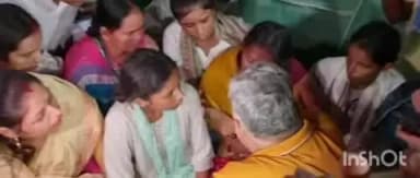 बेनीपट्टी: सांसद पप्पू यादव ने परकौली गांव पहुंचकर मृतक रौशन यादव के परिजनों से मुलाकात की और सहायता राशि दी