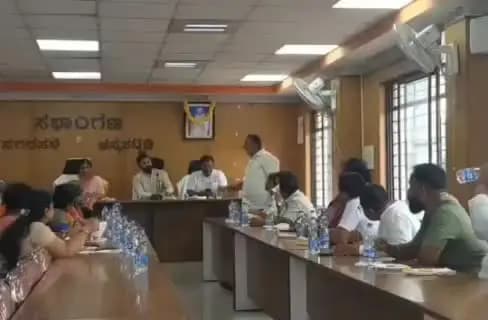 ಚನ್ನಪಟ್ಟಣ: ಪಟ್ಟಣದ ನಗರಸಭೆ ಸಭಾಂಗಣದಲ್ಲಿ ನಡೆದ ವಿಶೇಷ ಸಭೆ