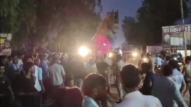 मुज़फ्फरनगर: स्ट्रीट लाइट का पोल बना मौत का कारण, करंट की चपेट में आकर मजदूर की दर्दनाक मौत, शव सड़क पर रख ग्रामीणों ने लगाया जाम