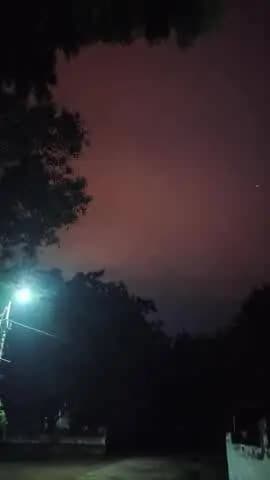 आसमान में दिखी आजीब सी रोसनी
