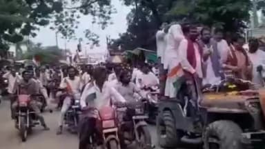 सतवास: सतवास, काटाफोड: कांग्रेस तिरंगा यात्रा में 3 नेता जीप से गिरे, महिला पार्षद के सिर में 6 टांके, इंदौर रेफर