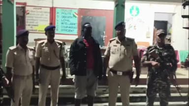 घोड़ासहन: भारत-नेपाल सीमा पर पकड़ा गया अफ्रीकी युवक, हैदराबाद के निजाम कॉलेज का छात्र, पुलिस एवं SSB ने किया हिरासत में