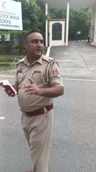 चम्बा: पंजाब पुलिस पर दुनेरा में वसूली के आरोप, चालक ने सोशल मीडिया पर डाला वीडियो