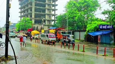 चक्रधरपुर: लगातार तेज बारिश से चक्रधरपुर में जनजीवन अस्त-व्यस्त, बच्चे और दैनिक मजदूर सबसे अधिक परेशान