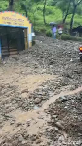 सतपुली: राजकीय इंटर कालेज सतपुली के गेट पास बारिश के चलते आया भारी मालवा, लोग हुए परेशान, बारिश लगातार जारी