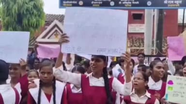 सगड़ी: अजमतगढ़ में मांगों को लेकर छात्रों ने किया प्रदर्शन, अनियमितता के गंभीर आरोप लगाए, माहौल बना गहमा-गहमी का