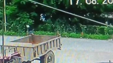 झांसी: भगवंतपुरा में हुए एक्सीडेंट का रोंगटे खड़े कर देने वाला सीसीटीवी वीडियो आया सामने, हादसे में युवक का कटा पैर