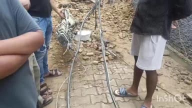 संभल: थाना हयात नगर नीमताल मोहल्ले में पुराना किला जर्जर होकर गिर चुका, बड़ा हादसा टला लेकिन खंबा टूटा, मकान की बिजली गई