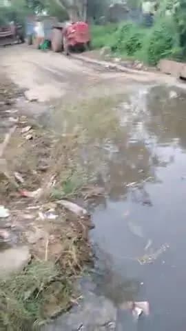 5, 6 महीने से हमारे गांव में प्रवेश करने पर ये स्थिति है इतना ज्यादा पानी भर रहा है जिसमें आने जाने में दिक्कत हो रही है