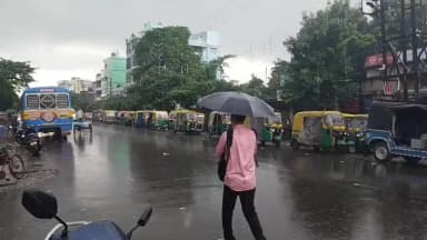 বারাসাত ১: ভোররাত থেকে টানা বৃষ্টি: বারাসাতে দুর্ভোগে নিত্যযাত্রীরা, থমকে স্বাভাবিক গতি