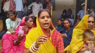 धमधा: जर्जर स्कूल भवन के कारण तीन साल से पंचायत भवन में पढ़ रहे बच्चों ने पेड़ के नीचे बैठकर किया विरोध
