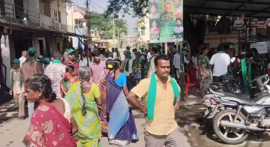 ರಾಮನಗರ: ಜೆಡಿಎಸ್ ಪಕ್ಷದ ಪ್ರತಿಭಟನೆಗೆ ಬೈರಮಂಗಲದಿಂದ ಹೊರಟ ನೂರಾರು ರೈತರು
