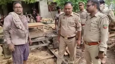 रानीगंज: रानीगंज क्षेत्र में अवैध आरा मशीनों पर प्रशासन ने की छापेमारी, मचा हड़कंप
