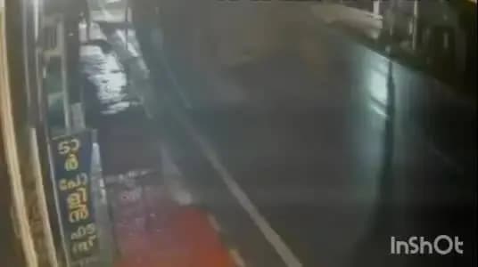 കൊല്ലം: പെരുമ്പുഴയിൽ ലോറിക്ക് പിന്നിൽ ബൈക്കിടിച്ച് രണ്ട് യുവാക്കൾക്ക് ദാരുണാന്ത്യം