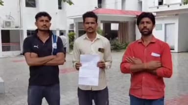 ललितपुर: बिना ज़मीन के किसान क्रेडिट कार्ड बना दिया, तीन भाइयों पर लोन, बैंक कर्मचारी पर गंभीर आरोप, डीएम कार्यालय में की शिकायत