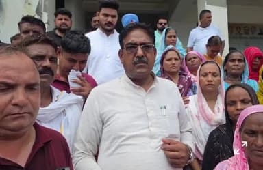 थानेसर: शाहबाद में सफाई कर्मचारी अपनी मांगों को लेकर विधायक रामकरण काला के कार्यालय पहुंचे