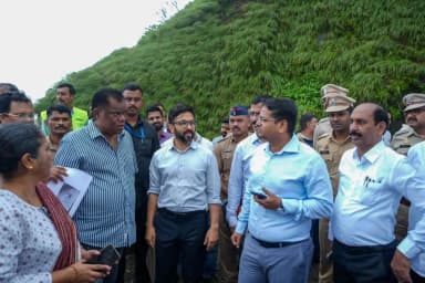 रत्नागिरी: आंबा घाटात अतिवृष्टीमुळे रस्ता कोसळला; वाहतूक बंद