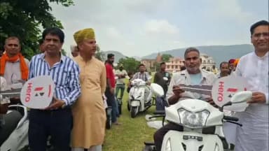पुष्कर: पुष्कर के गुर्जर भवन में जल संसाधन मंत्री एवं पुष्कर विधायक सुरेश सिंह रावत ने 125 दिव्यांग जनों को स्कूटी वितरित की