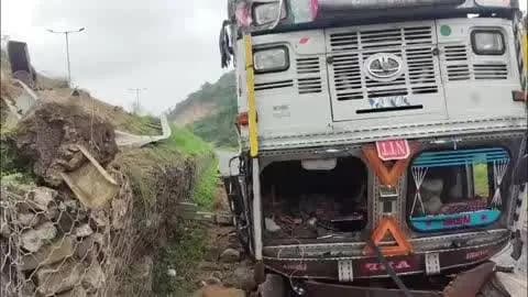 आबू रोड: आबूरोड के NH27 से सर्विस रोड पर अर्बुदा इंडस्ट्रियल एरिया के पास कांच से भरा ट्रक पलटा, चालक घायल, खलासी बाल-बाल बचा