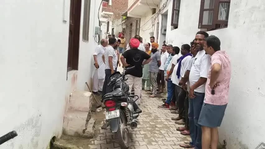 ਆਨੰਦਪੁਰ ਸਾਹਿਬ: ਘਰ ਦੇ ਬਾਹਰ ਕੱਢੇ ਰੈਂਪ ਨੂੰ ਤੋੜਨ ਲਈ ਪਹੁੰਚੇ ਨਗਰ ਪੰਚਾਇਤ ਦੇ ਅਧਿਕਾਰੀ ਲੋਕਾਂ ਦੇ ਵਿਰੋਧ ਤੋਂ ਬਾਅਦ ਬਰੰਗ ਵਾਪਸ ਮੁੜਨਾ ਪਿਆ