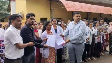 कोंडागांव: कोण्डागांव में सामुदायिक स्वास्थ्य अधिकारियों ने किया विरोध प्रदर्शन, रैली निकालकर बेमेतरा CMHO पर कार्रवाई की उठाई मांग