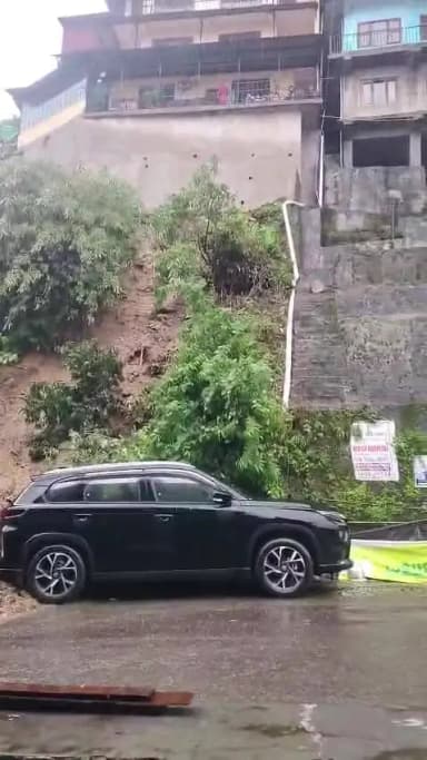 मोरंग: शिमला एयरपोर्ट-जुब्बल हाटी मार्ग पर लैंडस्लाइड, कई गाड़ियां मलबे में दबीं