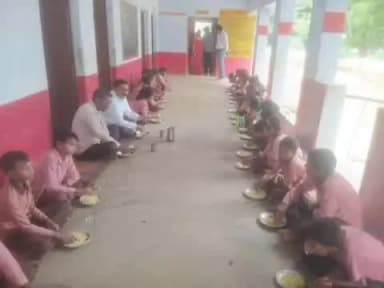 जयसिंहपुर: जयसिंहपुर में बच्चों के साथ एमडीएम चखने बैठे बीईओ, खुद चखा खाने का स्वाद