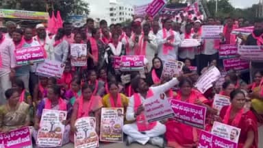 మహబూబ్ నగర్ అర్బన్: జిల్లా కేంద్రంలోని తెలంగాణ చౌరస్తాలో బీఆర్ఎస్ ఆధ్వర్యంలో నిరసన
