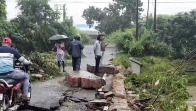 সালানপুর: রাতভোর বৃষ্টির জেরে জহরগড় সেতুতে দুর্ঘটনা, জলে ভেসে গেলেন এক যুবক, দাবি সঙ্গে থাকা বন্ধুর